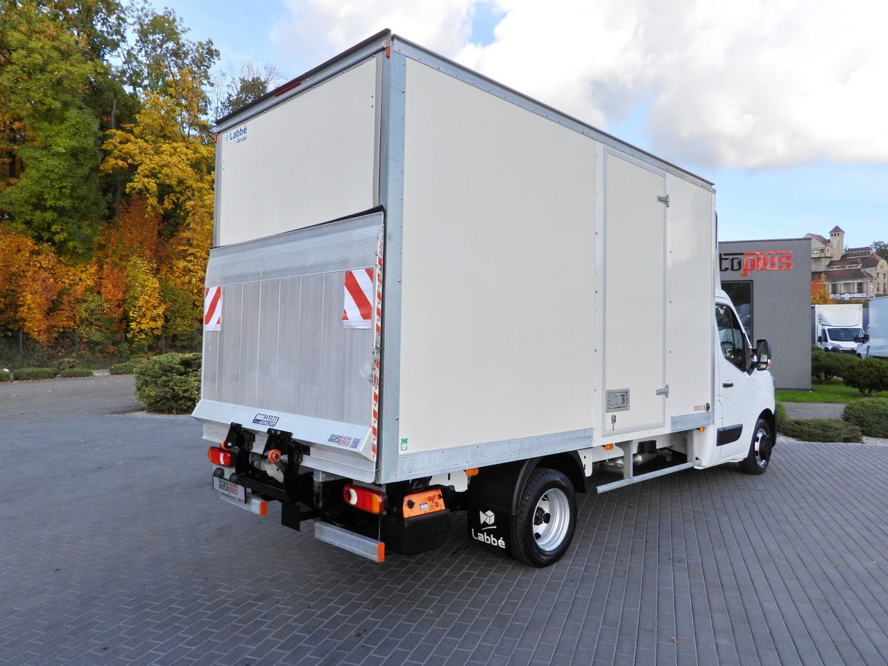 RENAULT MASTER BOX LIFT 8 PALLETS CRUISE CONTROL LED LIGHTS TWIN WHEELS AIR CONDITIONING 145HP - Fourgon grand volume: photos 3 RENAULT MASTER BOX LIFT 8 PALLETS CRUISE CONTROL LED LIGHTS TWIN WHEELS AIR CONDITIONING 145HP - Fourgon grand volume: photos 3