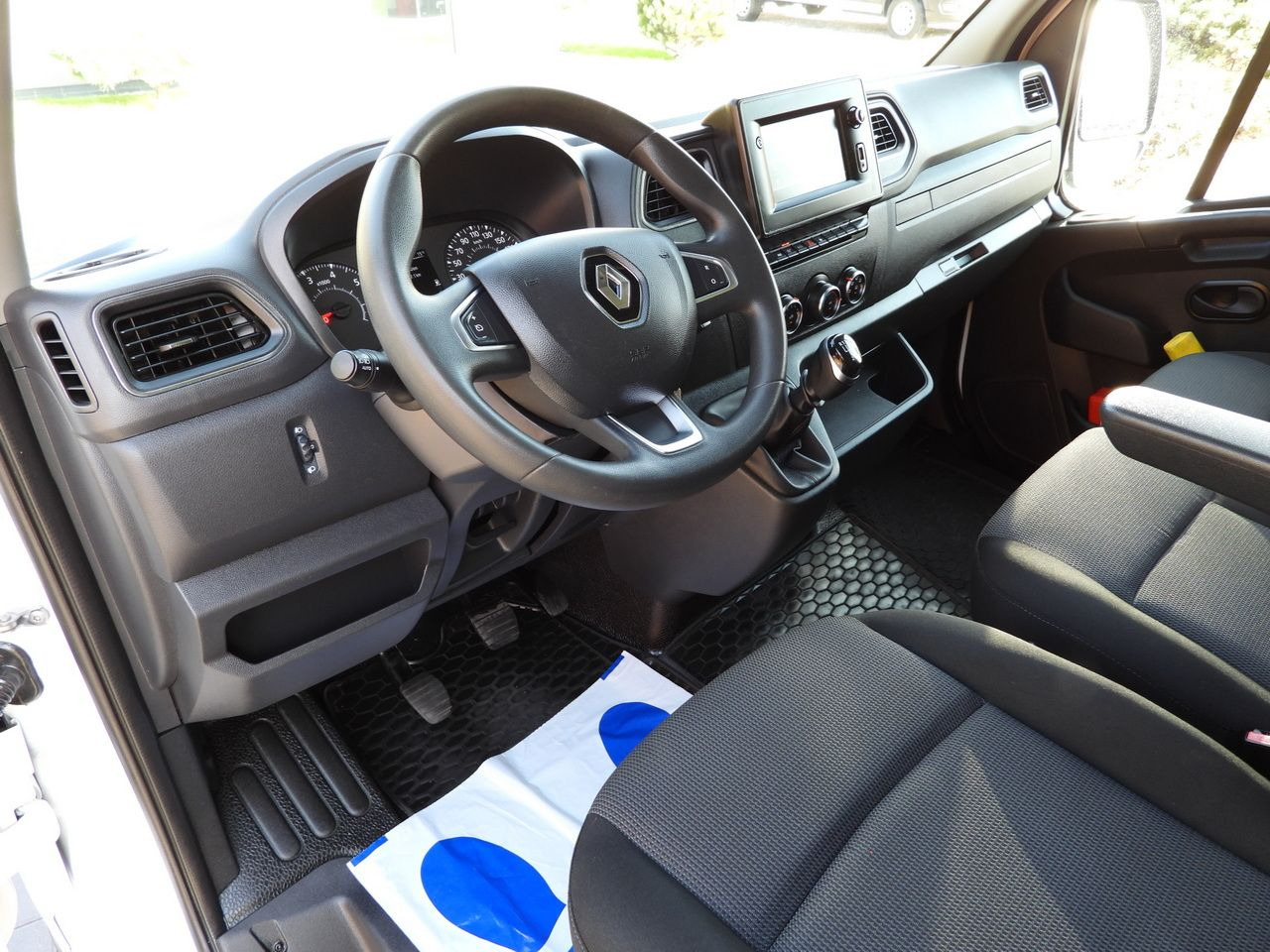 RENAULT MASTER BOX LIFT 8 PALLETS CRUISE CONTROL LED LIGHTS TWIN WHEELS AIR CONDITIONING 145HP - Fourgon grand volume: photos 2 RENAULT MASTER BOX LIFT 8 PALLETS CRUISE CONTROL LED LIGHTS TWIN WHEELS AIR CONDITIONING 145HP - Fourgon grand volume: photos 2