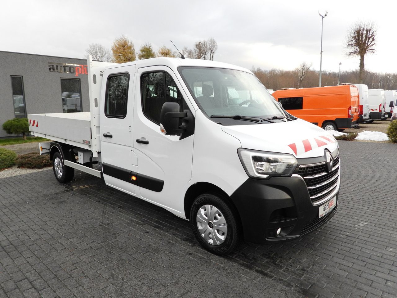 RENAULT MASTER STAKE BODY DOUBLE CABIN DOKA 6 SEATS CRUISE CONTROL NAVIGATION LED LIGHTS AIR CONDITIONING 150HP - Utilitaire double cabine: photos 4 RENAULT MASTER STAKE BODY DOUBLE CABIN DOKA 6 SEATS CRUISE CONTROL NAVIGATION LED LIGHTS AIR CONDITIONING 150HP - Utilitaire double cabine: photos 4