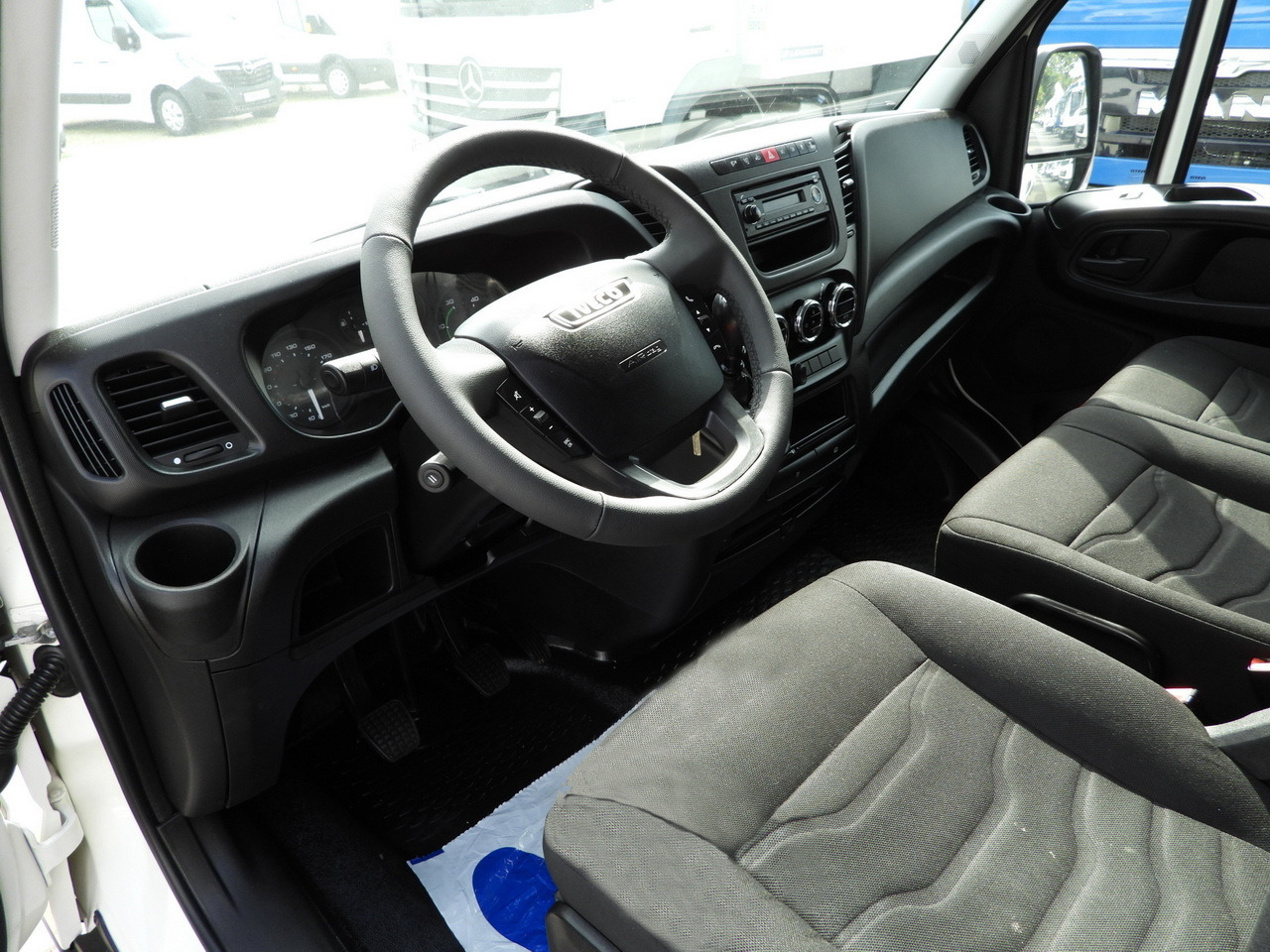 IVECO DAILY 35C17 BOX DELIVERY VAN 6 SEATS CRUISE CONTROL TWIN WHEELS AIR CONDITIONING 170HP - Véhicule utilitaire: photos 2 IVECO DAILY 35C17 BOX DELIVERY VAN 6 SEATS CRUISE CONTROL TWIN WHEELS AIR CONDITIONING 170HP - Véhicule utilitaire: photos 2