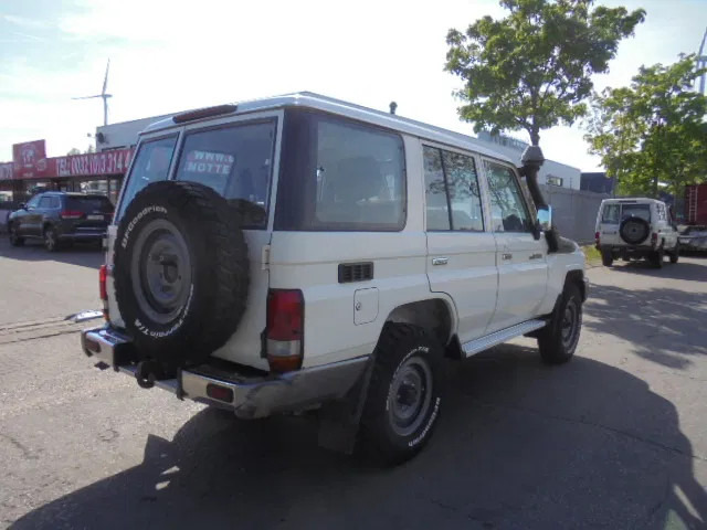 Toyota Land Cruiser HZJ76L 4X4 EXPORT OUTSIDE EU ONLY - Voiture: photos 4 Toyota Land Cruiser HZJ76L 4X4 EXPORT OUTSIDE EU ONLY - Voiture: photos 4
