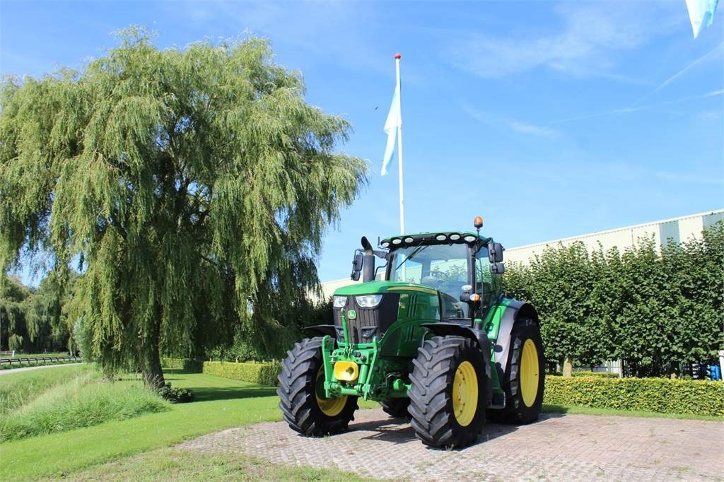 John Deere 6215R - Tracteur agricole: photos 1 John Deere 6215R - Tracteur agricole: photos 1