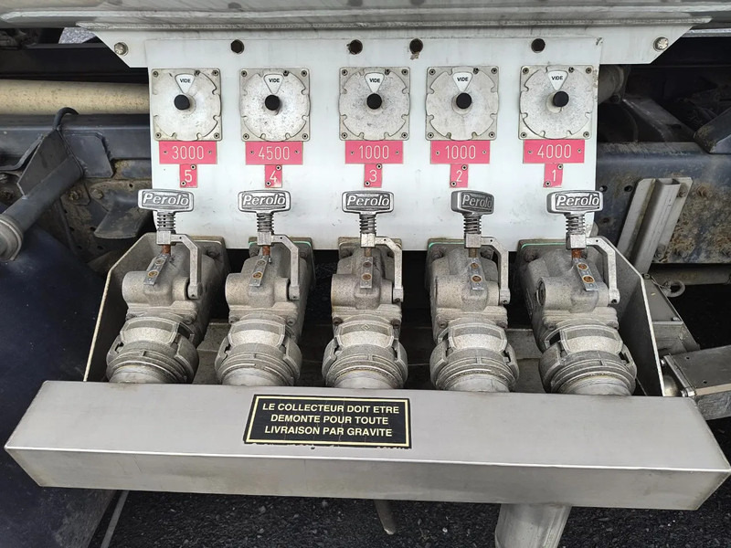 Camion citerne pour transport de carburant Renault Premium 270 13500L FUEL / CARBURANT TRUCK - 5 COMP - LEAF / LAMES: photos 15