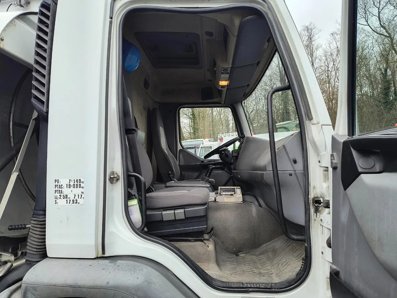 Photo d'intérieur 2: Camion citerne pour transport de carburant Renault Premium 270 13500L FUEL / CARBURANT TRUCK - 5 COMP - LEAF / LAMES