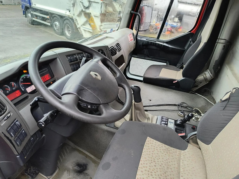 Photo d'intérieur 1: Camion citerne pour transport de carburant Renault Premium 320 FUEL / CARBURANT 18000L - 5 COMP Photo d'intérieur 1: Camion citerne pour transport de carburant Renault Premium 320 FUEL / CARBURANT 18000L - 5 COMP