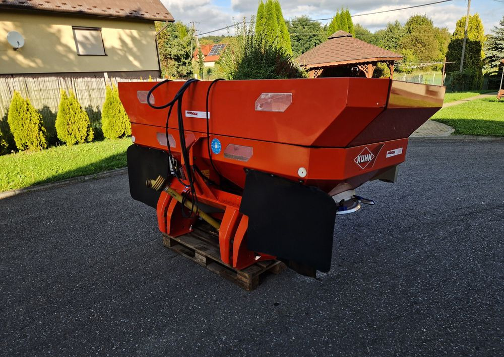 Rozsiewacz nawozów Kuhn AXIS 30,1 2008 Rozsiewacz KUHN RAUCH - Distributeur d'engrais: photos 3 Rozsiewacz nawozów Kuhn AXIS 30,1 2008 Rozsiewacz KUHN RAUCH - Distributeur d'engrais: photos 3