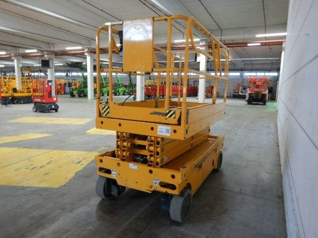 Haulotte Compact 10 - Nacelle ciseaux: photos 3 Haulotte Compact 10 - Nacelle ciseaux: photos 3