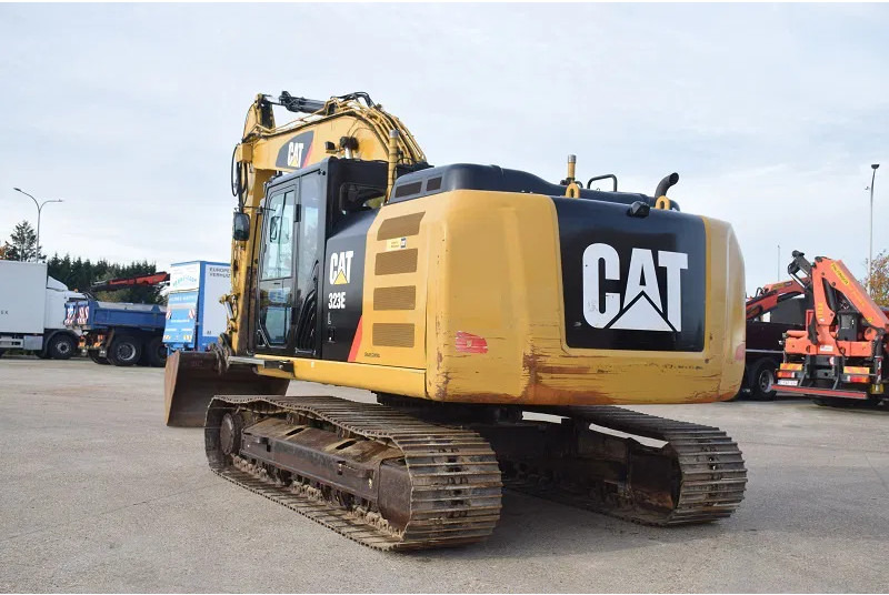 Caterpillar 323E-stock id2 - Pelle sur chenille: photos 2 Caterpillar 323E-stock id2 - Pelle sur chenille: photos 2