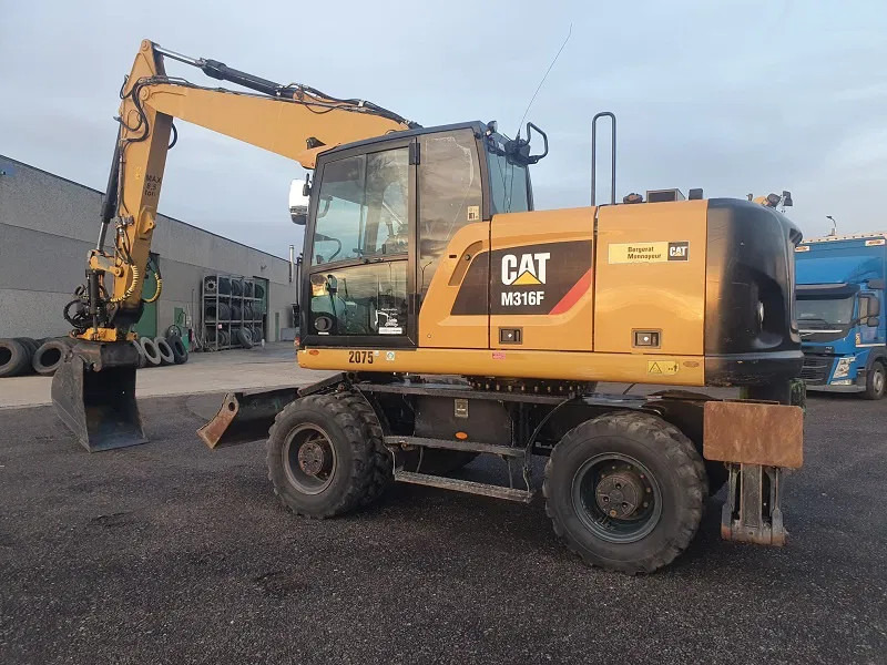 Pelle sur pneus Caterpillar M316F: photos 5