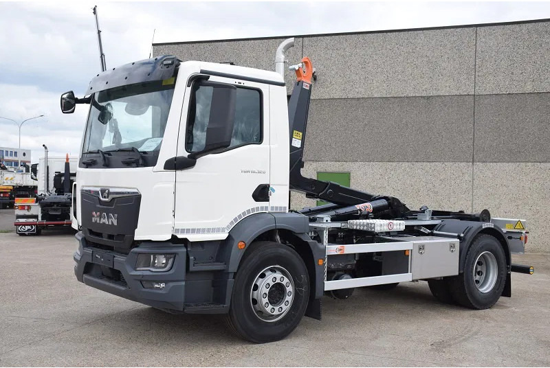 MAN TGM 18.320 - Camion ampliroll: photos 2 MAN TGM 18.320 - Camion ampliroll: photos 2