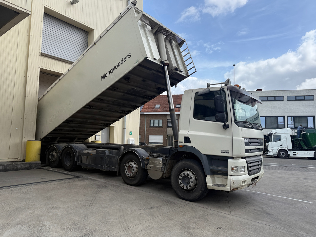 DAF 410 8X2 TIPPER, blowing system, compressor, compartments - Camion benne: photos 1 DAF 410 8X2 TIPPER, blowing system, compressor, compartments - Camion benne: photos 1