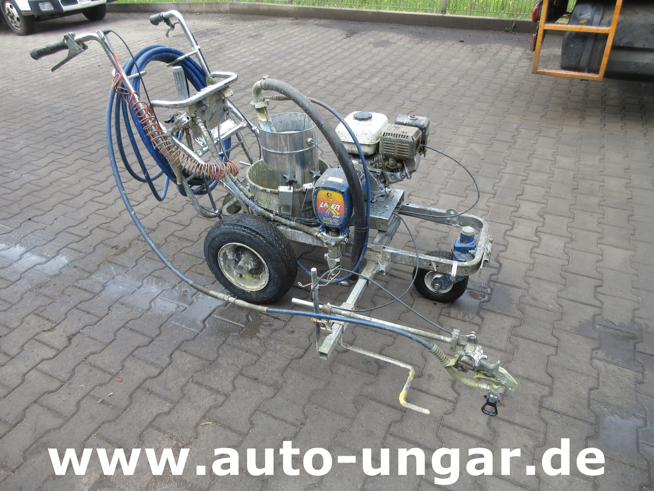Graco LineLazer II 3900 Airless Roadmarking Machine Hofmann Markiermaschine - Travaux routiers: photos 1 Graco LineLazer II 3900 Airless Roadmarking Machine Hofmann Markiermaschine - Travaux routiers: photos 1