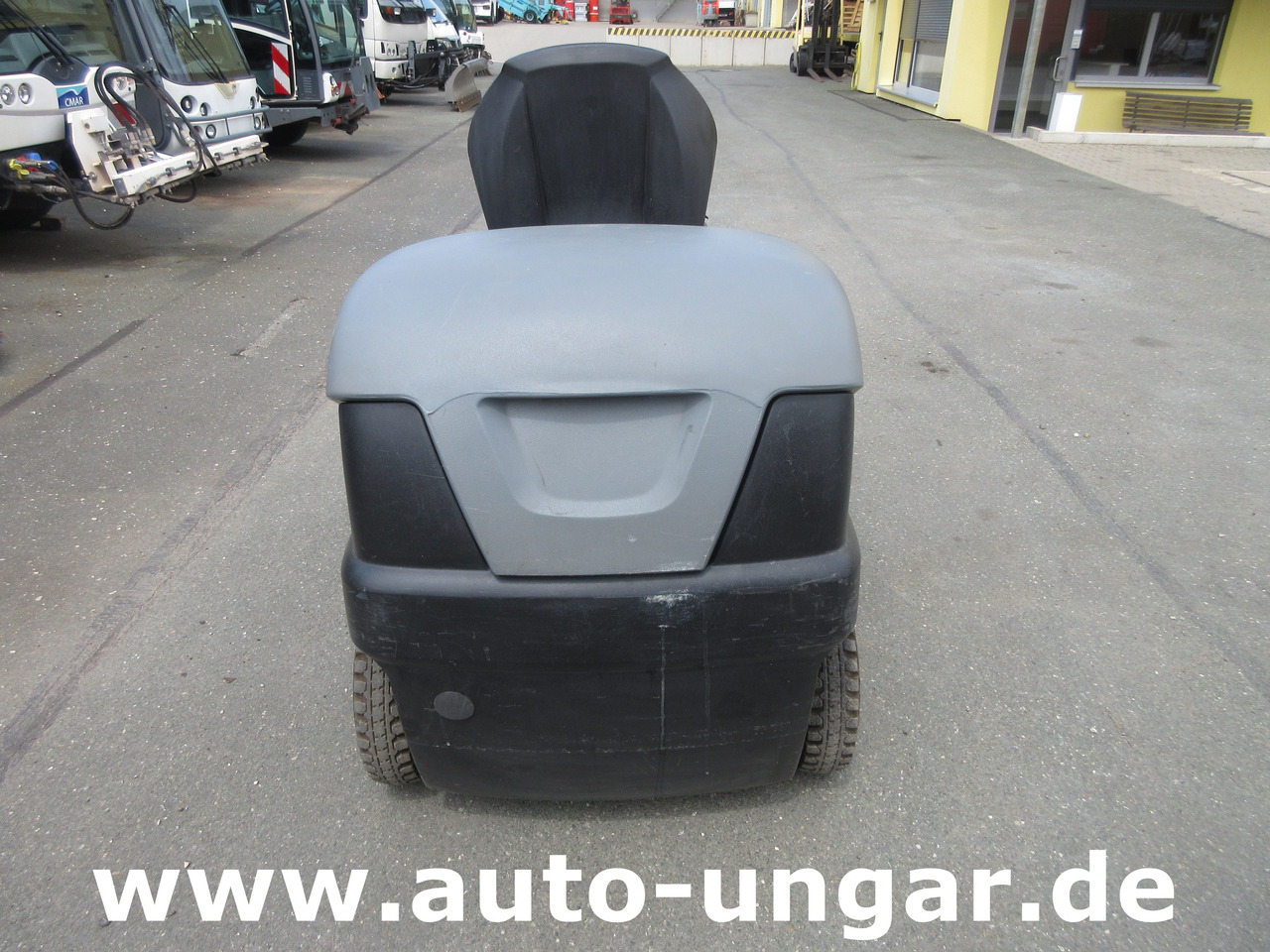 KÄRCHER KM 100/100 RBP Pack 1.280-112.0 elektrische Parkplatzkehrmaschine Hallenkehrmaschine Elektro - Balayeuse de voirie: photos 4 KÄRCHER KM 100/100 RBP Pack 1.280-112.0 elektrische Parkplatzkehrmaschine Hallenkehrmaschine Elektro - Balayeuse de voirie: photos 4