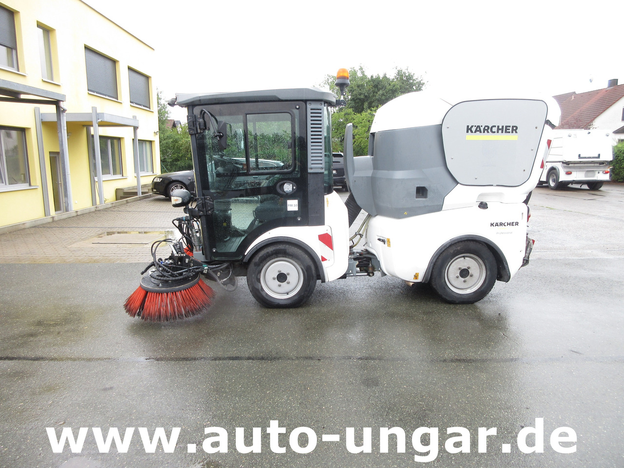 KÄRCHER MC130 Advanced Kehrmaschine Geräteträger 4x4 Kommunalfahrzeug MIC 130 Professional - Balayeuse de voirie: photos 4 KÄRCHER MC130 Advanced Kehrmaschine Geräteträger 4x4 Kommunalfahrzeug MIC 130 Professional - Balayeuse de voirie: photos 4