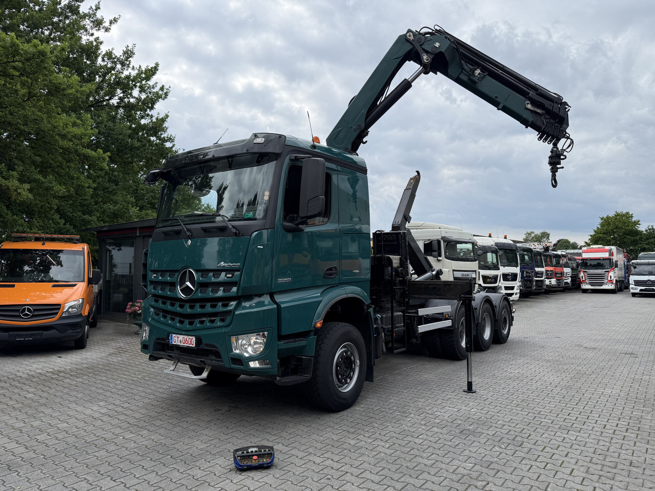 Mercedes-Benz Arocs 3251 8X4 Haken mit Kran HMF 2620 K5 - Camion ampliroll, Camion grue: photos 1 Mercedes-Benz Arocs 3251 8X4 Haken mit Kran HMF 2620 K5 - Camion ampliroll, Camion grue: photos 1