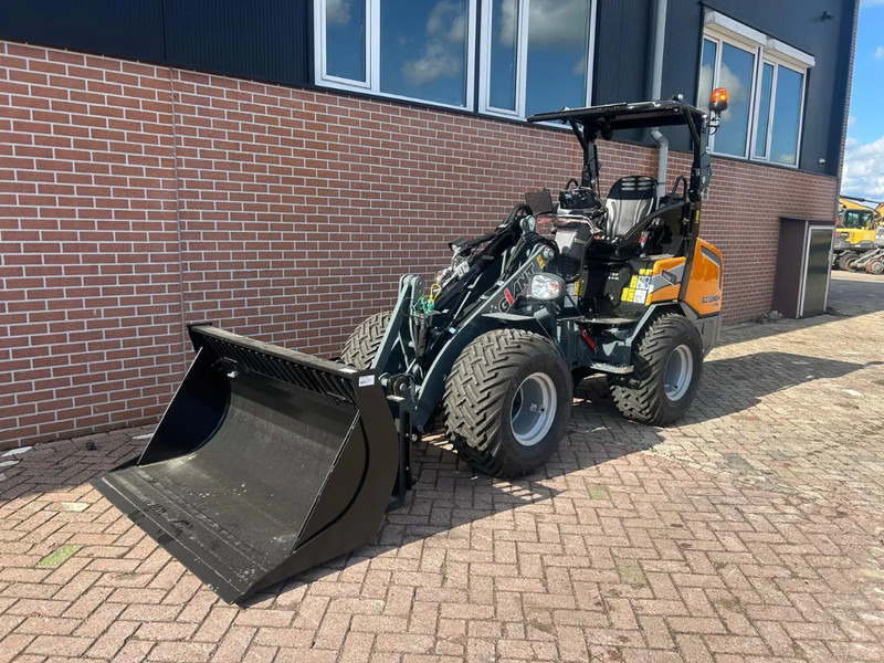 Giant G2700 - Chargeuse compacte sur chenilles: photos 1 Giant G2700 - Chargeuse compacte sur chenilles: photos 1