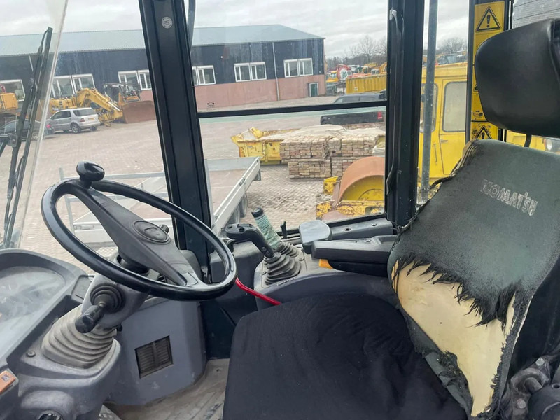 Komatsu WA250-5 - Chargeuse sur pneus: photos 5 Komatsu WA250-5 - Chargeuse sur pneus: photos 5