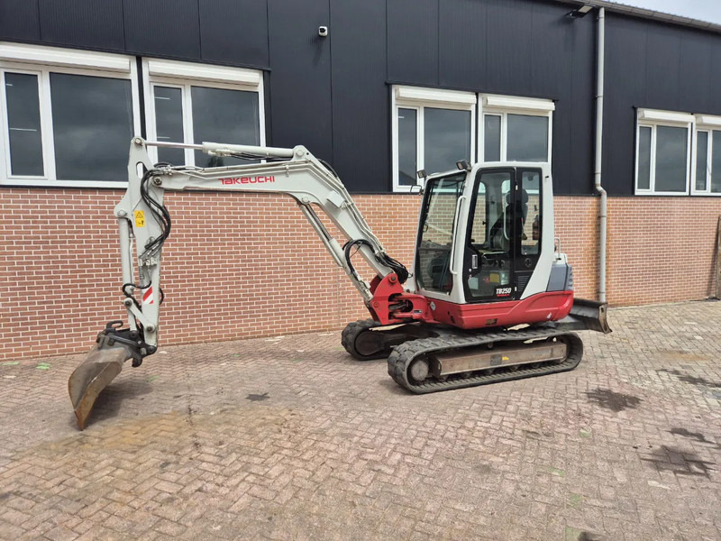 Takeuchi TB250 - Mini pelle: photos 1 Takeuchi TB250 - Mini pelle: photos 1