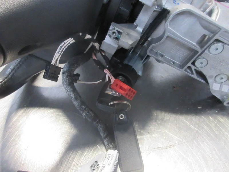 MAN 81.46113-6289 // 81.46433-6020 // 81.64633-6019 // STUURKOLOM MAN 18.510 EURO 6 - Colonne de direction pour Camion: photos 2 MAN 81.46113-6289 // 81.46433-6020 // 81.64633-6019 // STUURKOLOM MAN 18.510 EURO 6 - Colonne de direction pour Camion: photos 2