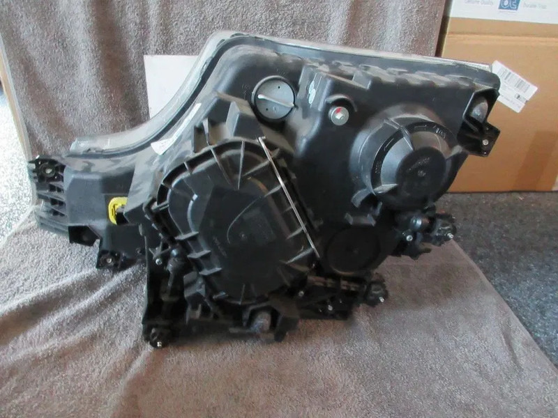 Mercedes-Benz A 960 820 03 39 KOPLAMP MERCEDES 1845 MP 4 RECHTS EURO 6 - Feu avant pour Camion: photos 5 Mercedes-Benz A 960 820 03 39 KOPLAMP MERCEDES 1845 MP 4 RECHTS EURO 6 - Feu avant pour Camion: photos 5