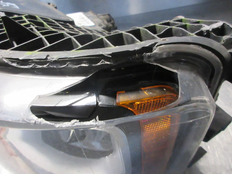 Scania 2379882 KOPLAMP MET LED BESCHADIG SCANIA S 450 NGS LINKS - Feu avant pour Camion: photos 4 Scania 2379882 KOPLAMP MET LED BESCHADIG SCANIA S 450 NGS LINKS - Feu avant pour Camion: photos 4