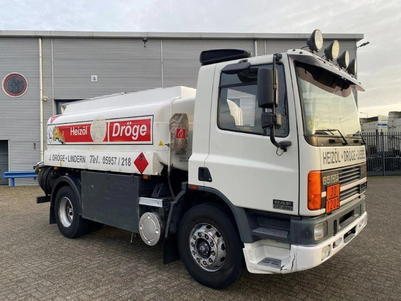 DAF 65CF-240 / FULL STEEL / POMP / 3 COMPARTIMENTS / 8350 LITER / ONLY:25969 KM / EURO-2 / MANUAL / GOOD CONDITION - Camion citerne: photos 2 DAF 65CF-240 / FULL STEEL / POMP / 3 COMPARTIMENTS / 8350 LITER / ONLY:25969 KM / EURO-2 / MANUAL / GOOD CONDITION - Camion citerne: photos 2