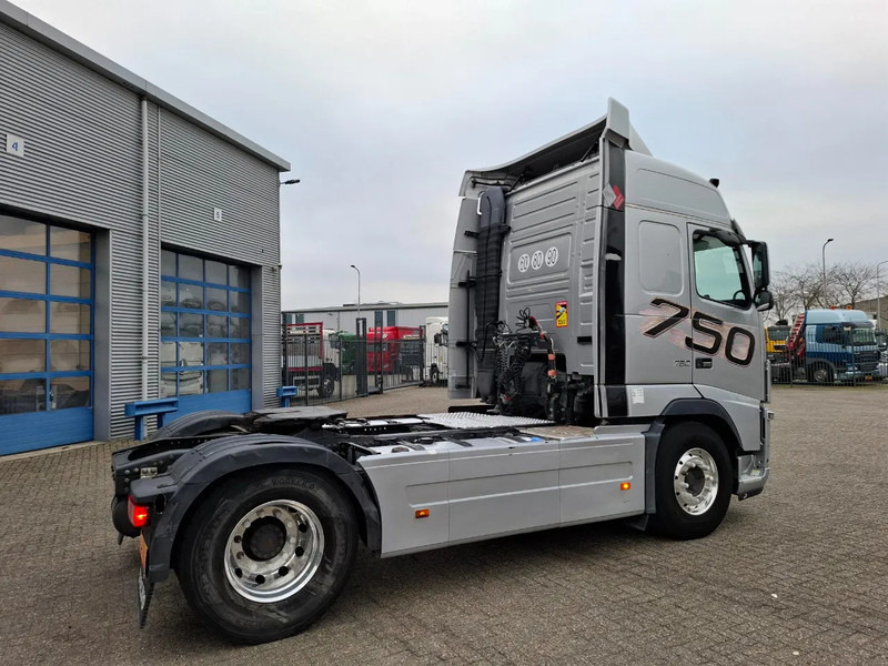 Volvo FH16-750 / RETARDER / DOUBLE TANK / TUV:17-09-2026 / XENON / FRIDGE / ALCOA / LEATHER / AUTOMATIC / EURO-5 / 2012 - Tracteur routier: photos 5 Volvo FH16-750 / RETARDER / DOUBLE TANK / TUV:17-09-2026 / XENON / FRIDGE / ALCOA / LEATHER / AUTOMATIC / EURO-5 / 2012 - Tracteur routier: photos 5