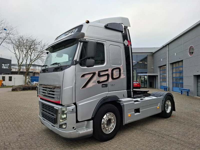 Volvo FH16-750 / RETARDER / DOUBLE TANK / TUV:17-09-2026 / XENON / FRIDGE / ALCOA / LEATHER / AUTOMATIC / EURO-5 / 2012 - Tracteur routier: photos 1 Volvo FH16-750 / RETARDER / DOUBLE TANK / TUV:17-09-2026 / XENON / FRIDGE / ALCOA / LEATHER / AUTOMATIC / EURO-5 / 2012 - Tracteur routier: photos 1