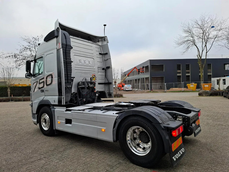 Volvo FH16-750 / RETARDER / DOUBLE TANK / TUV:17-09-2026 / XENON / FRIDGE / ALCOA / LEATHER / AUTOMATIC / EURO-5 / 2012 - Tracteur routier: photos 3 Volvo FH16-750 / RETARDER / DOUBLE TANK / TUV:17-09-2026 / XENON / FRIDGE / ALCOA / LEATHER / AUTOMATIC / EURO-5 / 2012 - Tracteur routier: photos 3