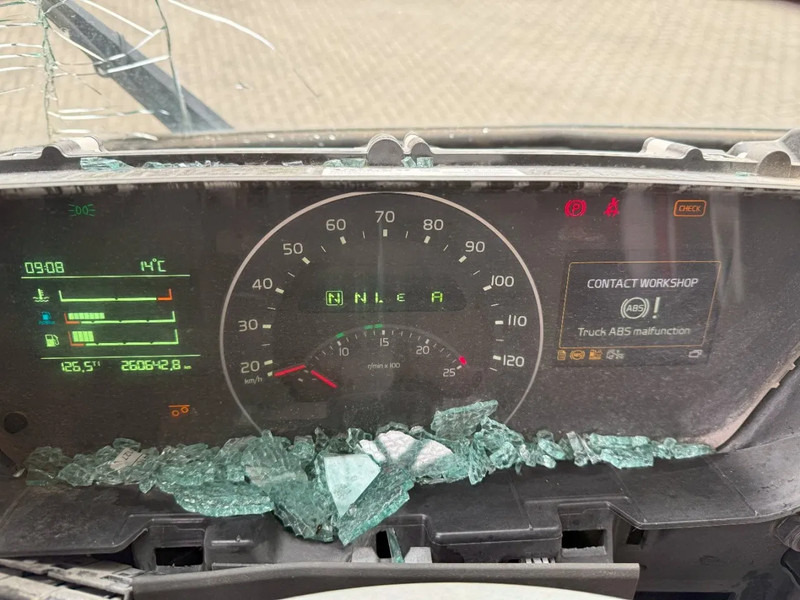 Châssis cabine Volvo FMX 450 / ENGINE RUNNING / 8X4 / VEB / ONLY:260642 KM / PTO / LIFT+LENKACHSE / ALCOA / AUTOMATIC / EURO-6 / 2014: photos 14 Châssis cabine Volvo FMX 450 / ENGINE RUNNING / 8X4 / VEB / ONLY:260642 KM / PTO / LIFT+LENKACHSE / ALCOA / AUTOMATIC / EURO-6 / 2014: photos 14