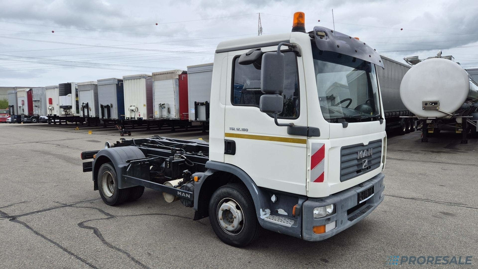 MAN TGL 12.180 4x2 BB EURO 3 - Hákový nosič kontejnerů - Camion ampliroll: photos 1 MAN TGL 12.180 4x2 BB EURO 3 - Hákový nosič kontejnerů - Camion ampliroll: photos 1