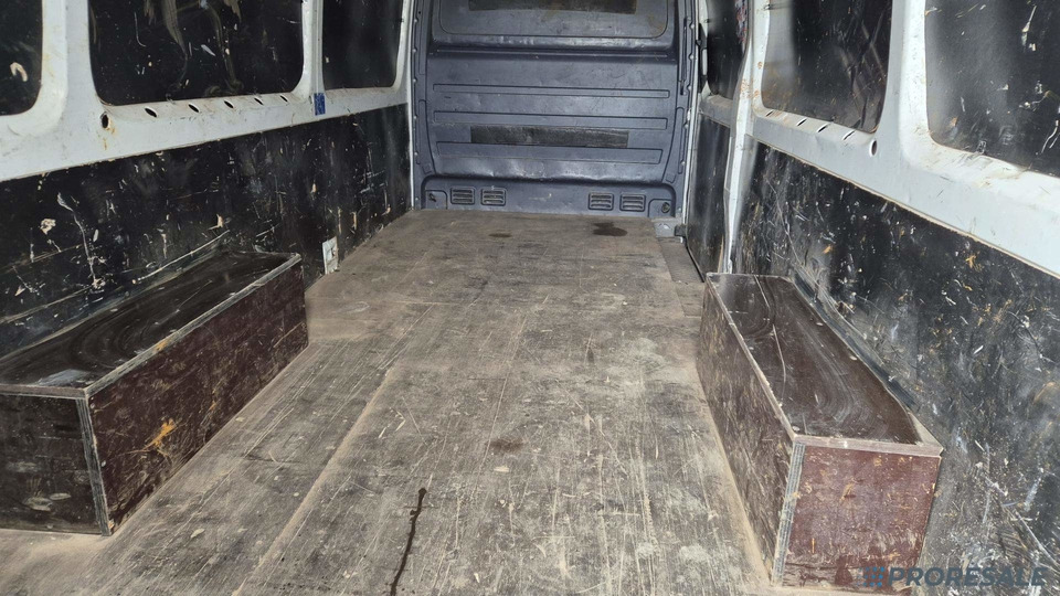 VOLKSWAGEN CRAFTER 2,0 TDi 100 kW skříňový - Fourgon grand volume: photos 4 VOLKSWAGEN CRAFTER 2,0 TDi 100 kW skříňový - Fourgon grand volume: photos 4