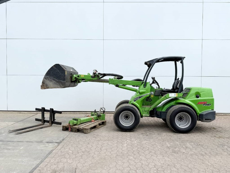 Avant M750 Opti Drive - Bucket + Jib + Forks - Chargeuse sur pneus télescopique: photos 1 Avant M750 Opti Drive - Bucket + Jib + Forks - Chargeuse sur pneus télescopique: photos 1