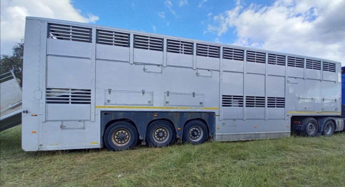 Gray and Adams Gadd3 / Works Great / Hydraulic / 2 Levels - Semi-remorque bétaillère: photos 1 Gray and Adams Gadd3 / Works Great / Hydraulic / 2 Levels - Semi-remorque bétaillère: photos 1