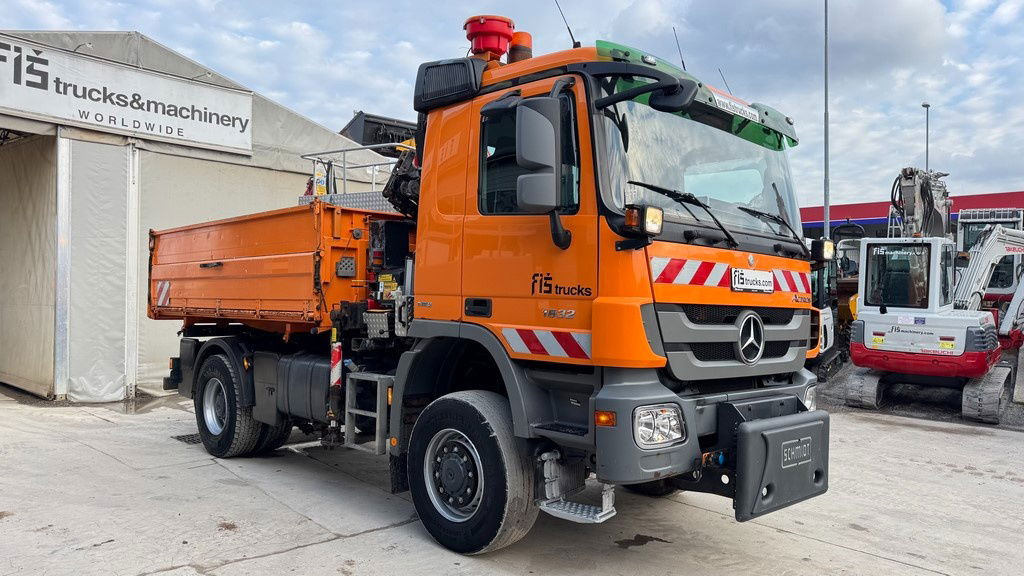 Mercedes-Benz Actros 1832 AK tipper 4x4 - crane Fassi 9.2M - remote control - Camion benne: photos 4 Mercedes-Benz Actros 1832 AK tipper 4x4 - crane Fassi 9.2M - remote control - Camion benne: photos 4
