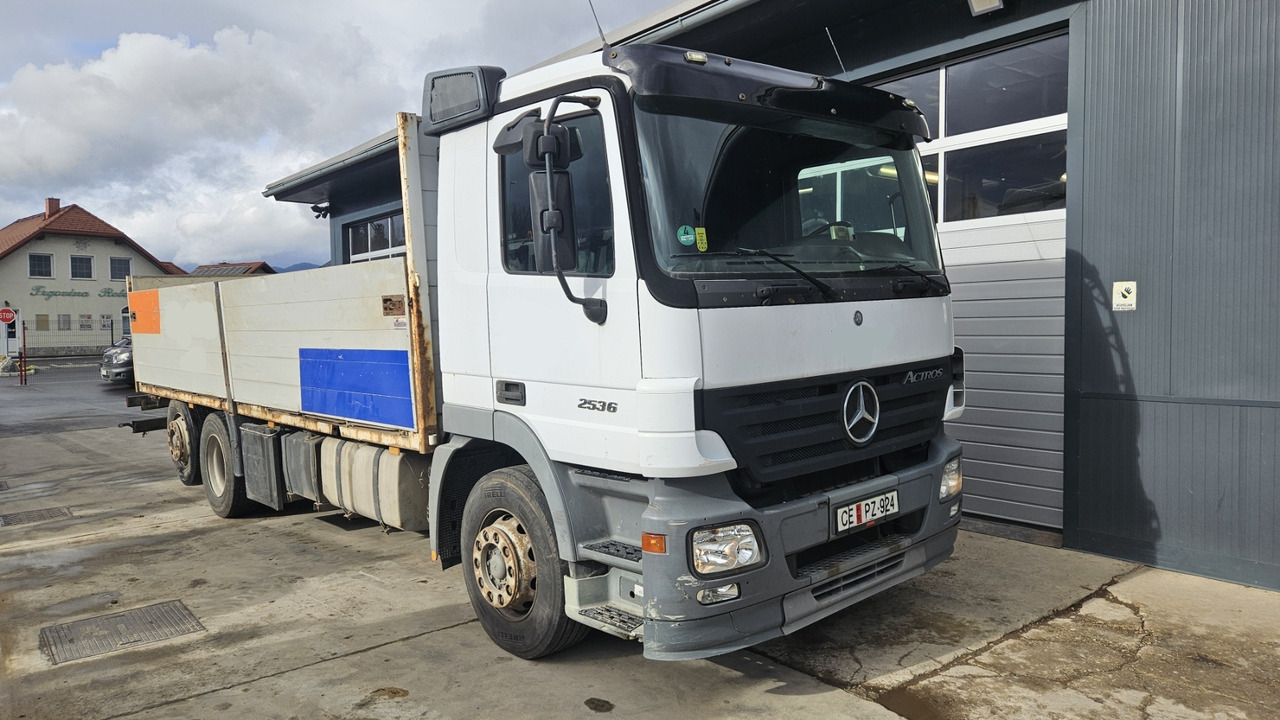 Mercedes-Benz Actros 2536 L 6x2 stake body - lifting axle - Camion plateau: photos 1 Mercedes-Benz Actros 2536 L 6x2 stake body - lifting axle - Camion plateau: photos 1