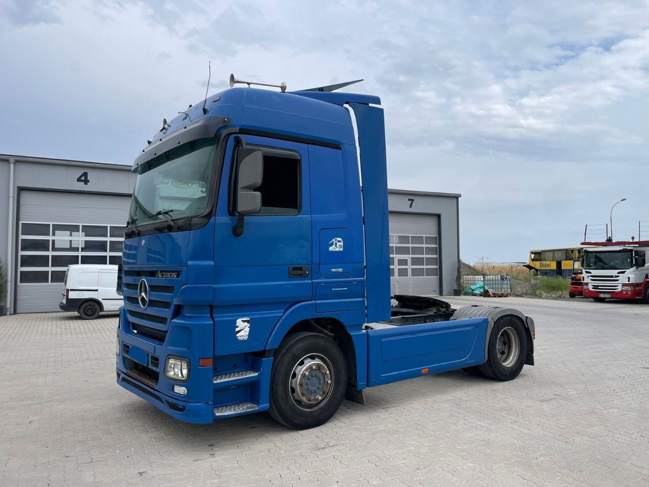 Mercedes-Benz Actros 1844 4x2 tractor unit - retarder - Tracteur routier: photos 1 Mercedes-Benz Actros 1844 4x2 tractor unit - retarder - Tracteur routier: photos 1