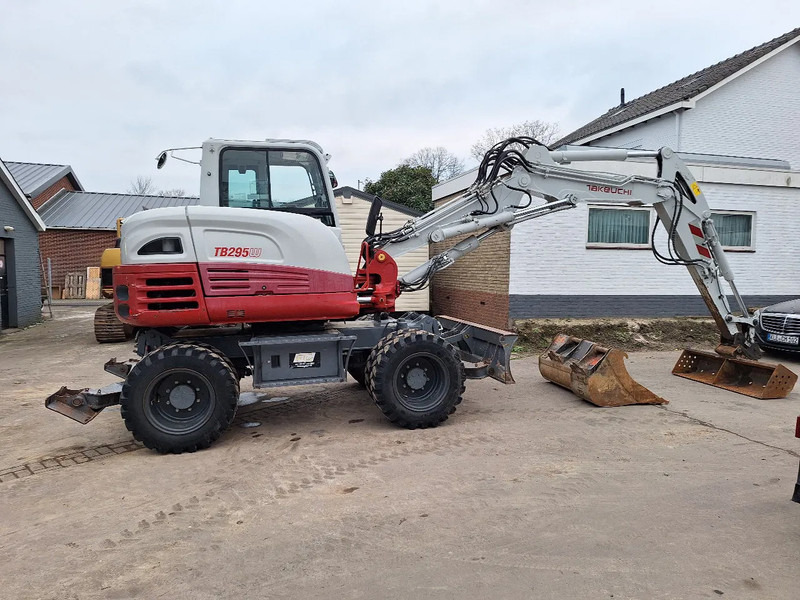 Takeuchi TB295W - Pelle sur pneus: photos 3 Takeuchi TB295W - Pelle sur pneus: photos 3