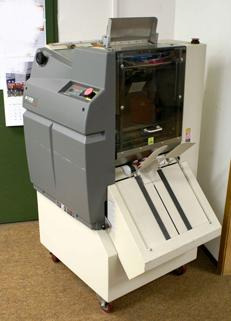 GBC AP-2 automatic punching machine - Relieuse: photos 2 GBC AP-2 automatic punching machine - Relieuse: photos 2