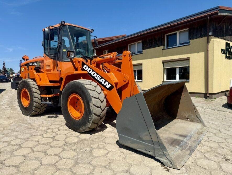 Doosan DL250 - Chargeuse sur pneus: photos 2 Doosan DL250 - Chargeuse sur pneus: photos 2