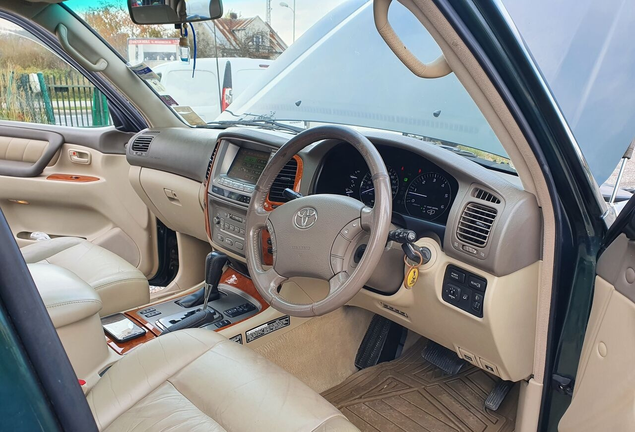 Toyota LAND CRUISER 100 4,2 TD KLIMA 7 OSOB - Voiture: photos 2 Toyota LAND CRUISER 100 4,2 TD KLIMA 7 OSOB - Voiture: photos 2