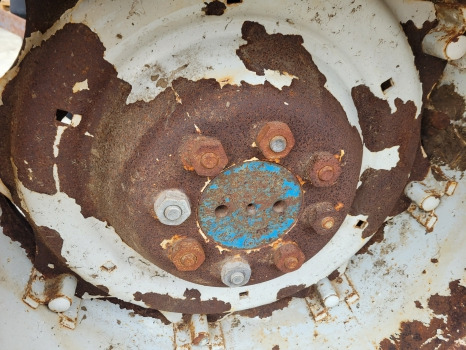 Ford 2600, 3600, 4600, 4000 Rear Wheel Rim And Tyre 16.9 R30 - Roue complète: photos 2 Ford 2600, 3600, 4600, 4000 Rear Wheel Rim And Tyre 16.9 R30 - Roue complète: photos 2