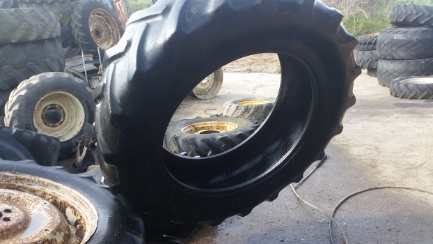 Ford Rear Tyre 16.9-38. Please Check By The Photos. - Pneu pour Tracteur agricole: photos 1 Ford Rear Tyre 16.9-38. Please Check By The Photos. - Pneu pour Tracteur agricole: photos 1