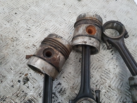 Massey Ferguson 135, 140, 145 Ad3.152 Pistons Set, Con Rod, 82111, 84774, 84957 - Pistons/ Anneaux/ Manchons pour Tracteur agricole: photos 2 Massey Ferguson 135, 140, 145 Ad3.152 Pistons Set, Con Rod, 82111, 84774, 84957 - Pistons/ Anneaux/ Manchons pour Tracteur agricole: photos 2