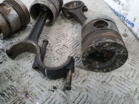 Massey Ferguson 135, 140, 145 Ad3.152 Pistons Set, Con Rod, 82111, 84774, 84957 - Pistons/ Anneaux/ Manchons pour Tracteur agricole: photos 5 Massey Ferguson 135, 140, 145 Ad3.152 Pistons Set, Con Rod, 82111, 84774, 84957 - Pistons/ Anneaux/ Manchons pour Tracteur agricole: photos 5