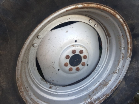 New Holland Case Mxu, Tsa, Tm, Mxm, 60 Series Mxu100 Rear Wheel And Tyre - Roue complète: photos 4 New Holland Case Mxu, Tsa, Tm, Mxm, 60 Series Mxu100 Rear Wheel And Tyre - Roue complète: photos 4