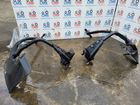 New Holland Case T6, T7, T6000, Maxxum Ser Front Mudguard Bracket Kit 47444870 - Aile: photos 1 New Holland Case T6, T7, T6000, Maxxum Ser Front Mudguard Bracket Kit 47444870 - Aile: photos 1