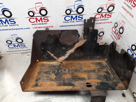 New Holland Case T7000, Puma T7030, T7040, Puma 210 Battery Tray 84144595 - Système électrique pour Machine agricole: photos 3 New Holland Case T7000, Puma T7030, T7040, Puma 210 Battery Tray 84144595 - Système électrique pour Machine agricole: photos 3