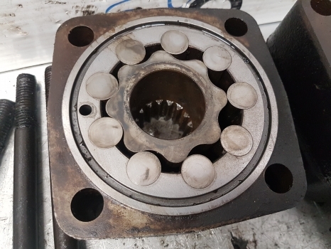 Manitou Mrt 2540 Platform Rotation Motor 656170, 602446, 602447, 601510, 602448 - Pièces de rechange pour Chariot télescopique: photos 3 Manitou Mrt 2540 Platform Rotation Motor 656170, 602446, 602447, 601510, 602448 - Pièces de rechange pour Chariot télescopique: photos 3