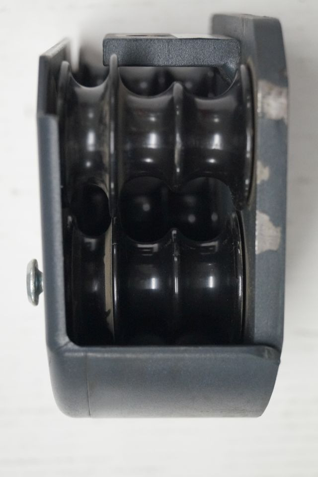 Jungheinrich 51160772 | Block rollor Hose guide for ETV from year 2003 till 2011 - Hydraulique pour Matériel de manutention: photos 4 Jungheinrich 51160772 | Block rollor Hose guide for ETV from year 2003 till 2011 - Hydraulique pour Matériel de manutention: photos 4